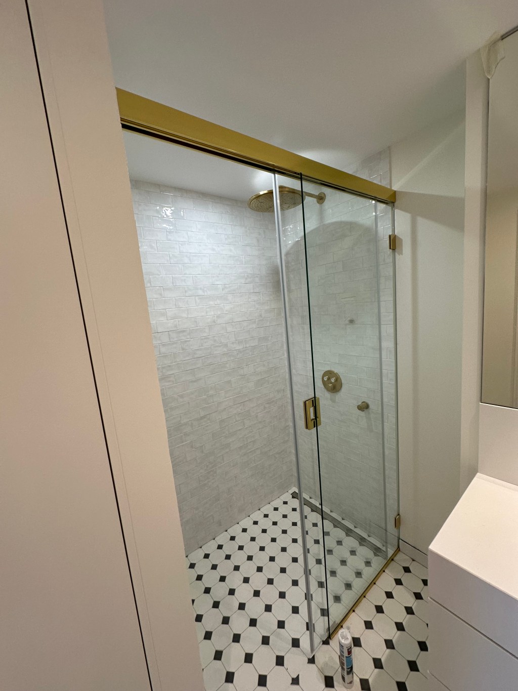 Praktyczne kabiny przesuwne – bez dolnych&nbsp;rolek.